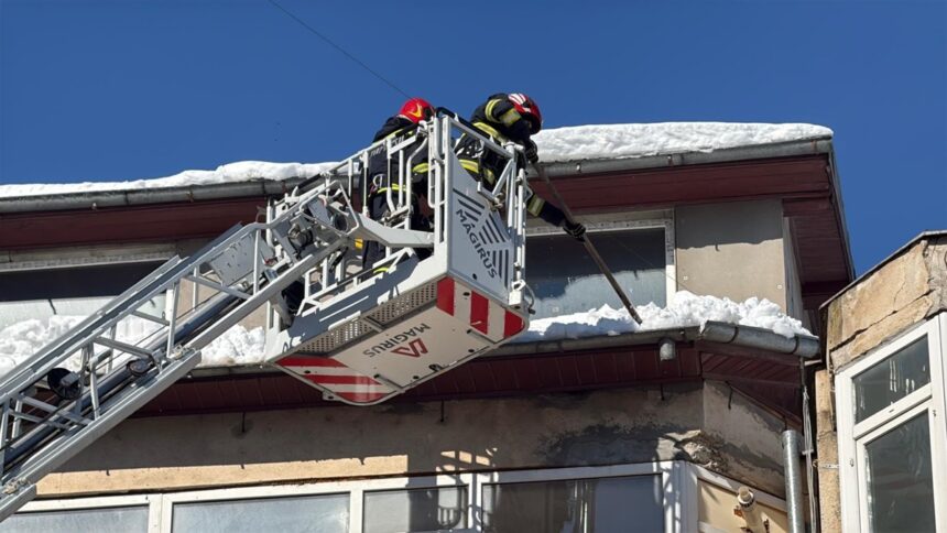 foto pericol pe o strada din tulcea pompierii chemati sa indeparteze zapada de pe acoperisul unui bloc 69970558261d2