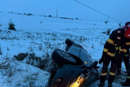 foto un autoturism s a rasturnat pe un drum judetean din tulcea o persoana este incarcerata 6999e3fcbb3eb