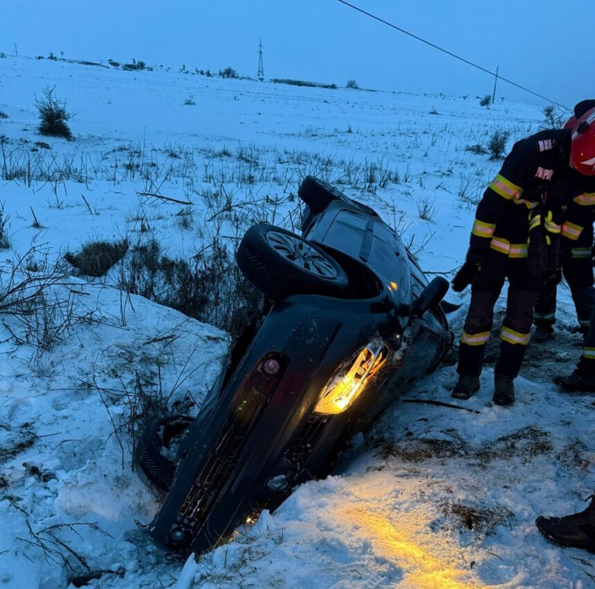 foto un autoturism s a rasturnat pe un drum judetean din tulcea o persoana este incarcerata 6999e3fcbb3eb