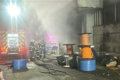 foto video incendiu puternic in tulcea la o hala unde sunt depozitate cabluri electrice e pericol de extindere la blocurile din vecinatate 6987761b30726