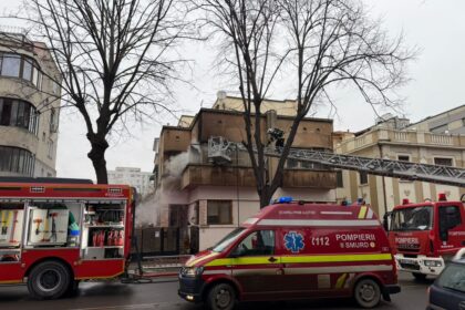 foto video pompierii in alerta arde o casa din constanta situata pe bulevardul ferdinand un batran a fost transportat la spital 6983505fac805
