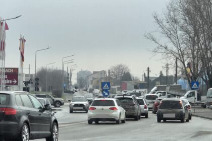 foto video trafic blocat pe bulevardul aurel vlaicu soferii cu nervii intinsi la maxim 6990470d8dbc8