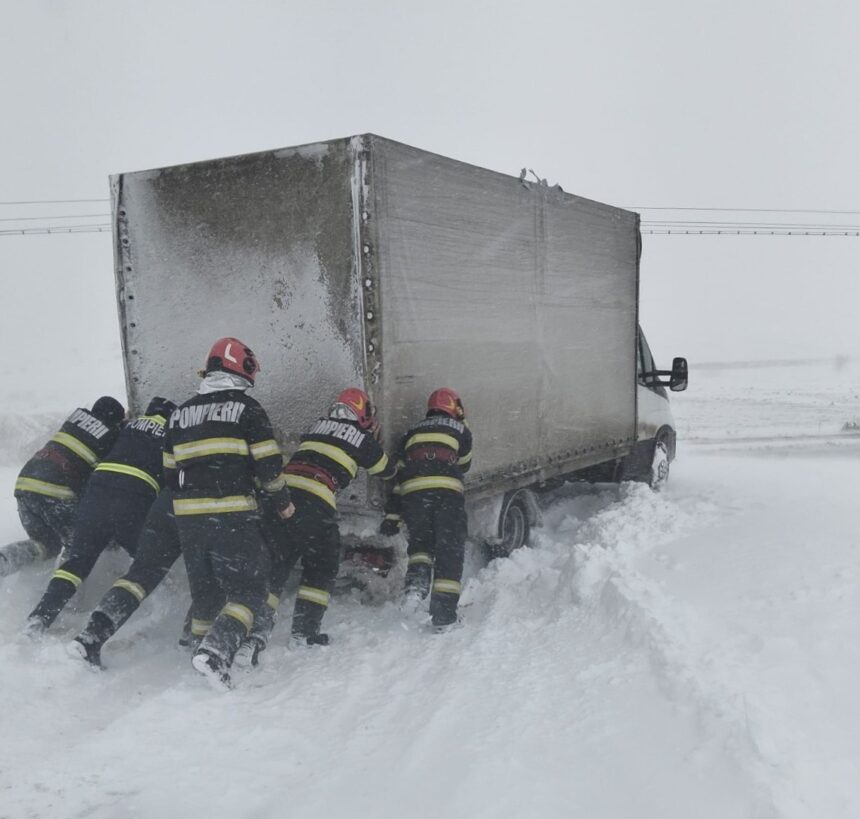 gest al unor salvatori adevarati pompierii din macin au scos din zapada o duba ramasa blocata 6995da9f36414
