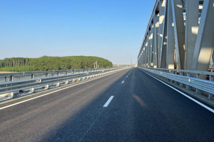 ideea nu e sa platim podul ci sa primim amenzi transportatorii platesc in avans taxa de pod de la fetesti cnair ii amendeaza 69981cd121040