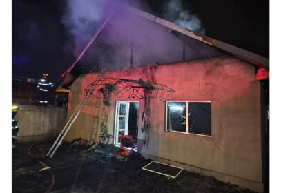 incendiu devastator in palazu mare o casa si bunurile din interior s au facut scrum patru adulti si patru copii s au autoevacuat 698c0546375d5