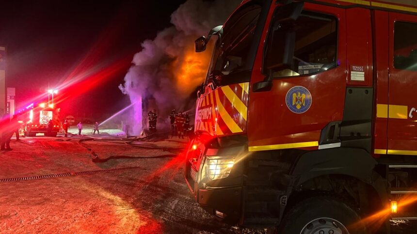 incendiu la o casa de pe strada sucevei din medgidia pompierii au intervenit cu mai multe autospeciale 697edd66bc775