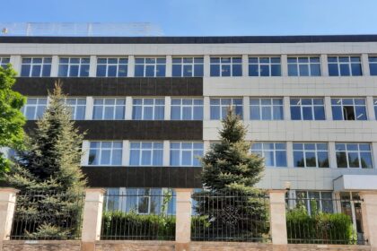 liceul tehnologic lazar edeleanu din navodari inchiriaza 1 200 metri patrati de teren cand are loc licitatia 6980d793138fd