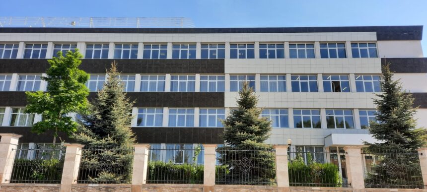 liceul tehnologic lazar edeleanu din navodari inchiriaza 1 200 metri patrati de teren cand are loc licitatia 6980d793138fd