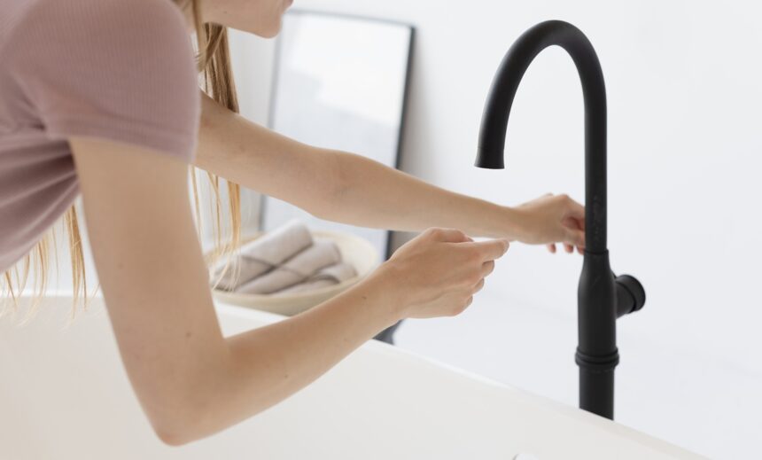 locuitorii din eforie sud nu vor avea apa potabila pana diseara se inlocuieste un tronson din conducta magistrala de alimentare cu apa 6985a270b6aba