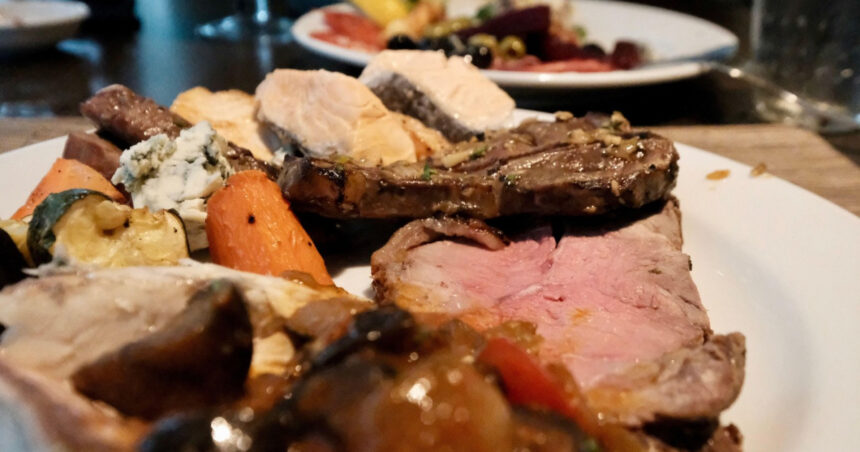 mai multi oameni care consuma carne ajung centenari decat vegetarienii explicatia unui studiu care pare sa contrazica tot ce stiam 698601bb2a87f