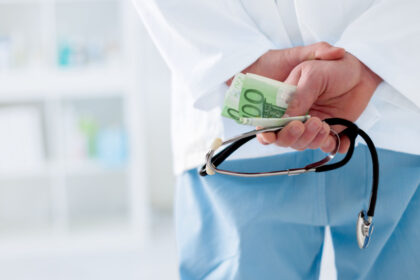 medic trimis in judecata pentru ca ar fi luat mita de 200 de lei si 100 de lei si cei doi pacienti sunt judecati pentru dare de mita 698f5d440e9e6