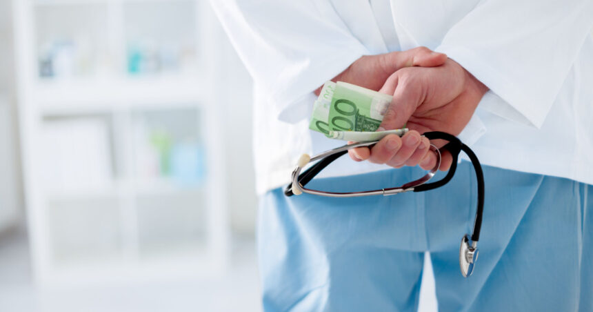 medic trimis in judecata pentru ca ar fi luat mita de 200 de lei si 100 de lei si cei doi pacienti sunt judecati pentru dare de mita 698f5d440e9e6