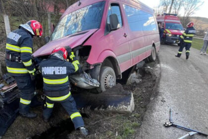 microbuz implicat intr un accident in judetul mures 11 persoane au ajuns la spital 69a04895d4643