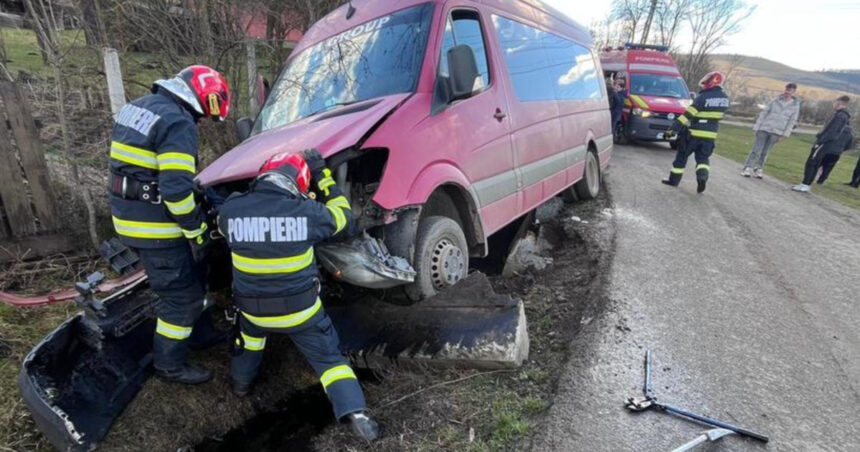 microbuz implicat intr un accident in judetul mures 11 persoane au ajuns la spital 69a04895d4643