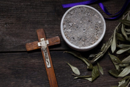miercurea cenusii 2026 incepe postul mare pentru catolici cele mai importante traditii si obiceiuri ce simbolizeaza ritualul crucii 699548784a3b9