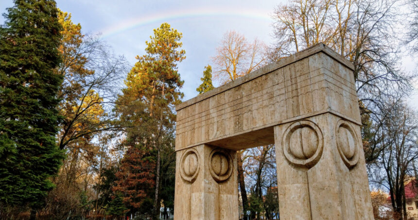 o bucata de piatra dintr una dintre bancile de langa poarta sarutului de la targu jiu s a desprins politia face ancheta 699ccf0741dbd