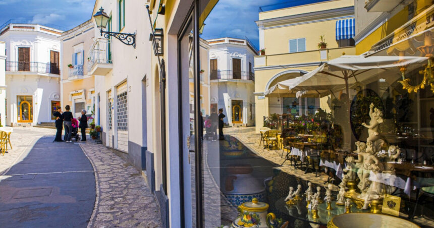 o insula italiana introduce reguli noi pentru turisti zona este renumita pentru vilele albe litoral si hotelurile de lux 6989e6034fed2