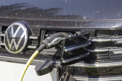 o noua lovitura pentru elon musk vw a vandut anul trecut in europa mai multe vehicule electrice decat tesla topul marcilor pe 2025 6984daa10a02c