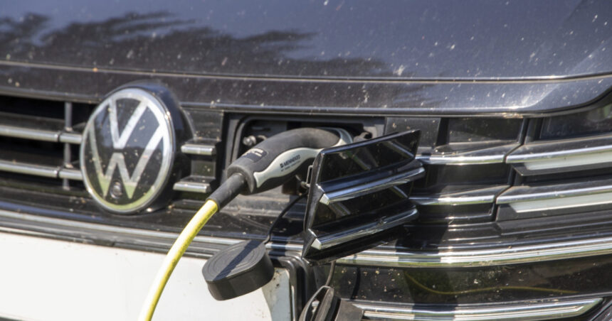 o noua lovitura pentru elon musk vw a vandut anul trecut in europa mai multe vehicule electrice decat tesla topul marcilor pe 2025 6984daa10a02c