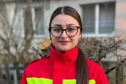 o tanara voluntara isu a salvat viata unui barbat inconstient la baia mare primele minute sunt critice 69a1ee60a28c7