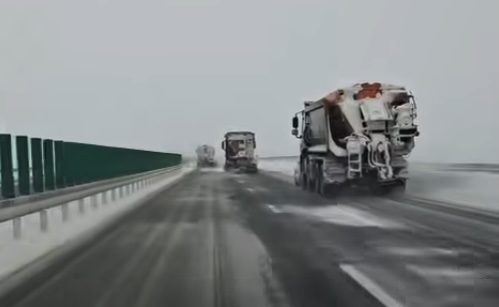 pe autostrada a2 se circula in regim controlat in spatele utilajelor de deszapezire 69995b01842b6