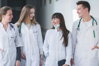 proiect medicii care studiaza la stat ar putea fi obligati sa profeseze in tara 698c250651512