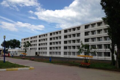 razboiul firmelor luminoase la hotel select afaceristul cusu obligat prin instanta sa isi demoleze reclamele neautorizate de pe plaja 698a6df15277e