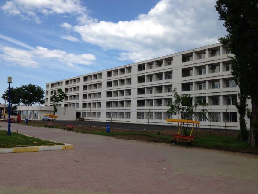 razboiul firmelor luminoase la hotel select afaceristul cusu obligat prin instanta sa isi demoleze reclamele neautorizate de pe plaja 698a6df15277e