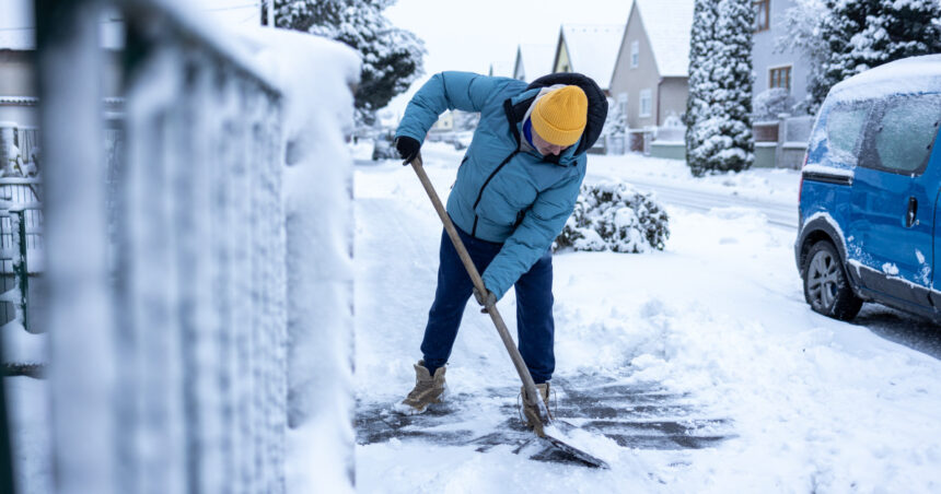 sanctiuni pentru proprietari si firme daca nu curata trotuarele dupa ninsoare politia locala aplica amenzi in 24 de ore 698092e7b4f2e