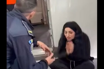 scandal pe aeroportul otopeni dupa ce doi pasageri cu un copil mic nu au fost lasati sa urce intr un avion spre londra 699b0625e0ac6