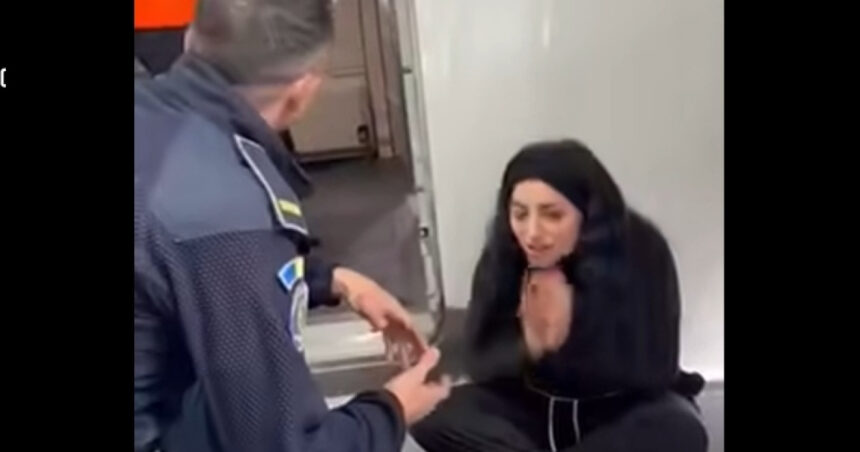 scandal pe aeroportul otopeni dupa ce doi pasageri cu un copil mic nu au fost lasati sa urce intr un avion spre londra 699b0625e0ac6