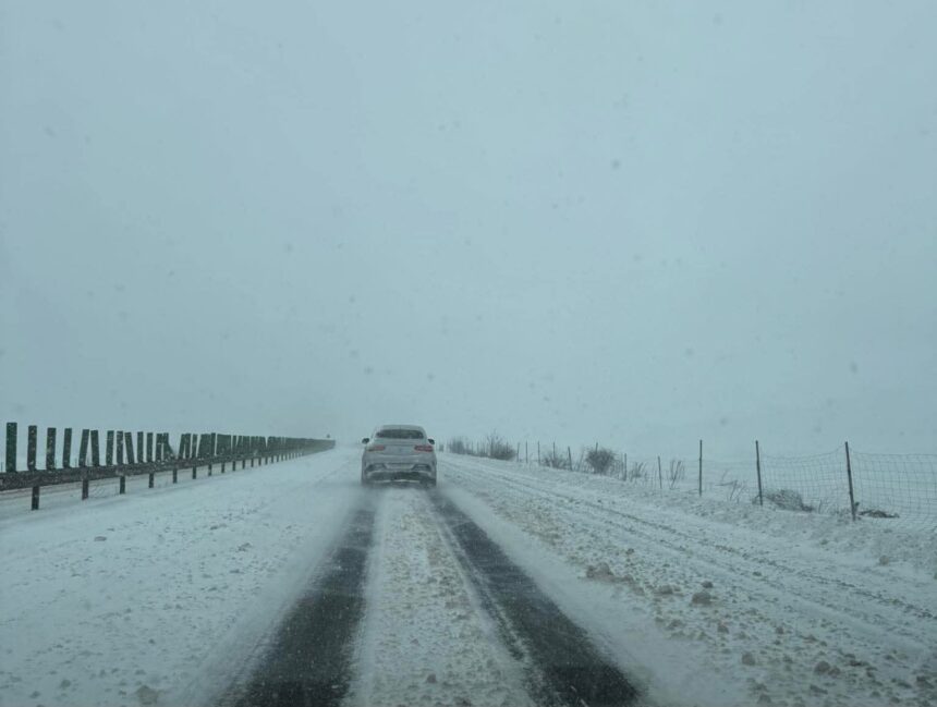 se circula cu dificultate pe autostrada a2 din cauza viscolului si zapezii adunate pe carosabil s au format coloane de masini 6999c457e7dcd
