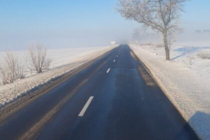 se circula pe un carosabil umed pe alocuri in conditii de iarna pe drumuri din sud estul tarii 6998097fd178f