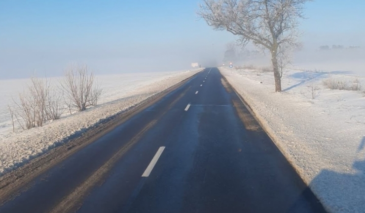 se circula pe un carosabil umed pe alocuri in conditii de iarna pe drumuri din sud estul tarii 6998097fd178f