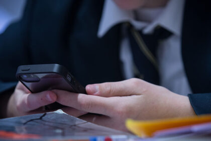 sondaj in germania majoritatea adolescentilor se opun interzicerii telefoanelor mobile in scoli 698343f84b0ed