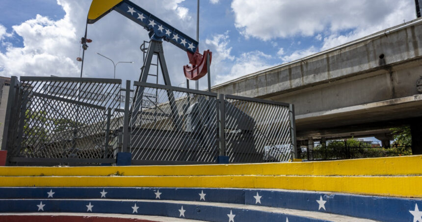 sua ridica restrictiile si lasa cinci mari companii petroliere sa reia operatiunile in venezuela 698f728486f08