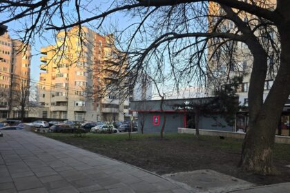 teren inghesuit intre blocuri dar cu planuri de dezvoltare o noua ciudatenie imobiliara pe bulevardul mamaia 698d0d6fe7902
