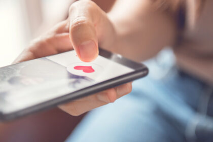 tinder a devenit noul linkedin oamenii isi cauta locuri de munca pe aplicatiile de dating 6992e8593aebf