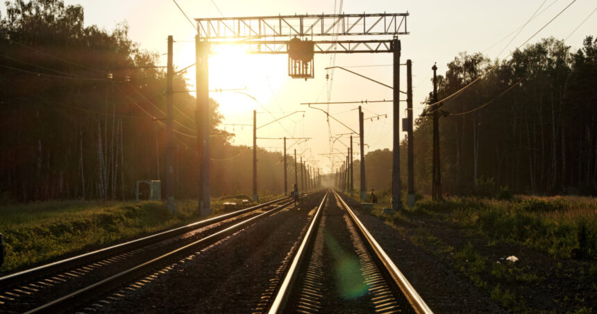 traficul feroviar este inchis intre petrosani si targu jiu pasagerii sunt transportati cu autobuze 698c614a9a734