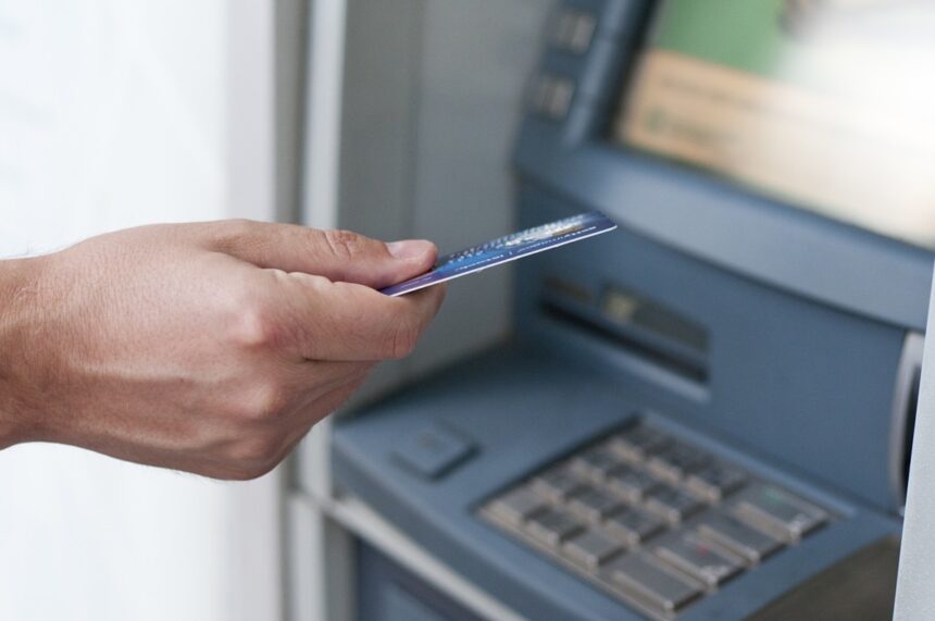 ultima metoda de frauda a infractorilor victime trimise sa scoata banii de pe carduri si sa ii depuna in atm uri pentru criptomonede 699880ea9fbeb