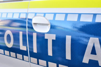 un adolescent din brasov a vandalizat doua masini in urma unei provocari primite pe o retea sociala un autoturism a ars cu totul 699335bb63619
