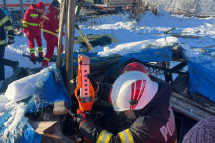 un barbat a fost prins sub acoperisul prabusit al unei anexe din cauza zapezii in ploiesti pompierii l au scos in siguranta 6996cb2e6f7bb