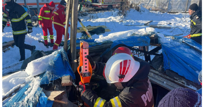 un barbat a fost prins sub acoperisul prabusit al unei anexe din cauza zapezii in ploiesti pompierii l au scos in siguranta 6996cb2e6f7bb