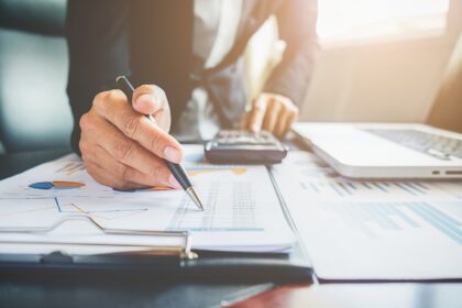 un cunoscut afacerist constantean a amenintat si santajat un functionar de la finante sa i reactiveze firma incepe procesul 69890e7b7c204
