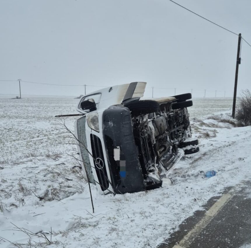 un microbuz s a rasturnat pe dj 222c intre mahmudia si bestepe un barbat a ajuns la spital 6995cc6545669