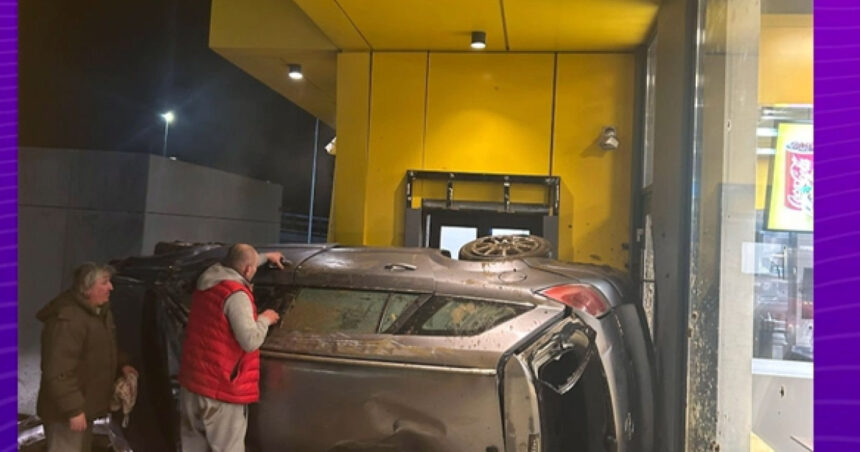 video accident spectaculos in parcarea unui mall un autoturism s a rasturnat un barbat a ajuns la spital 69859d4b93010