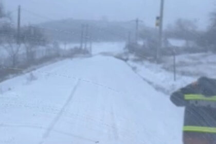 video ambulanta blocata in zapada in iasi o femeie care a nascut a fost preluata cu o masina a pompierilor 699579b977732