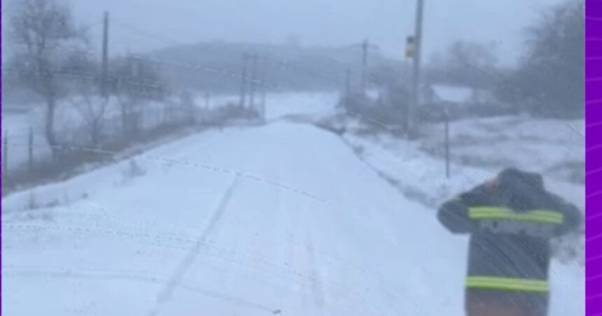 video ambulanta blocata in zapada in iasi o femeie care a nascut a fost preluata cu o masina a pompierilor 699579b977732
