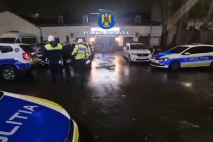 video autospeciala de politie si alte doua masini implicate intr un accident produs de un soferul baut autorul a stat o noapte dupa gratii 699097fe7a68a