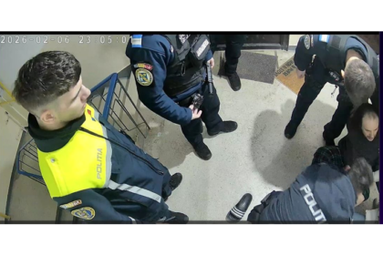 video barbatul care s a batut cu 3 politisti in scara blocului incatusat pentru ultraj eu i am avertizat de trei ori sa scoata piciorul din casa mea spunea suspectul 698c9c7270fd3